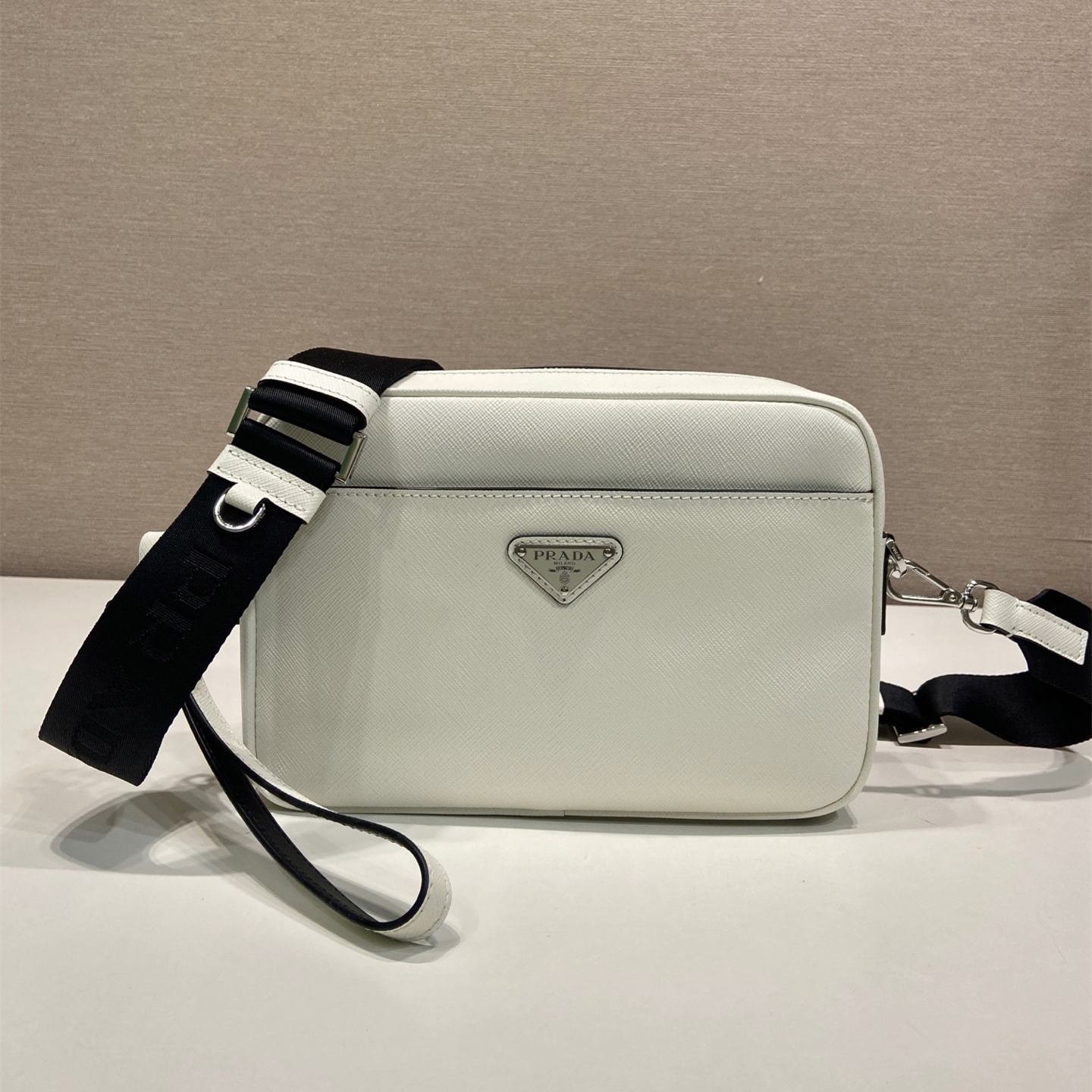 高仿Prada*Saffiano系列2VH210牛皮男士斜挎包白色純原版本