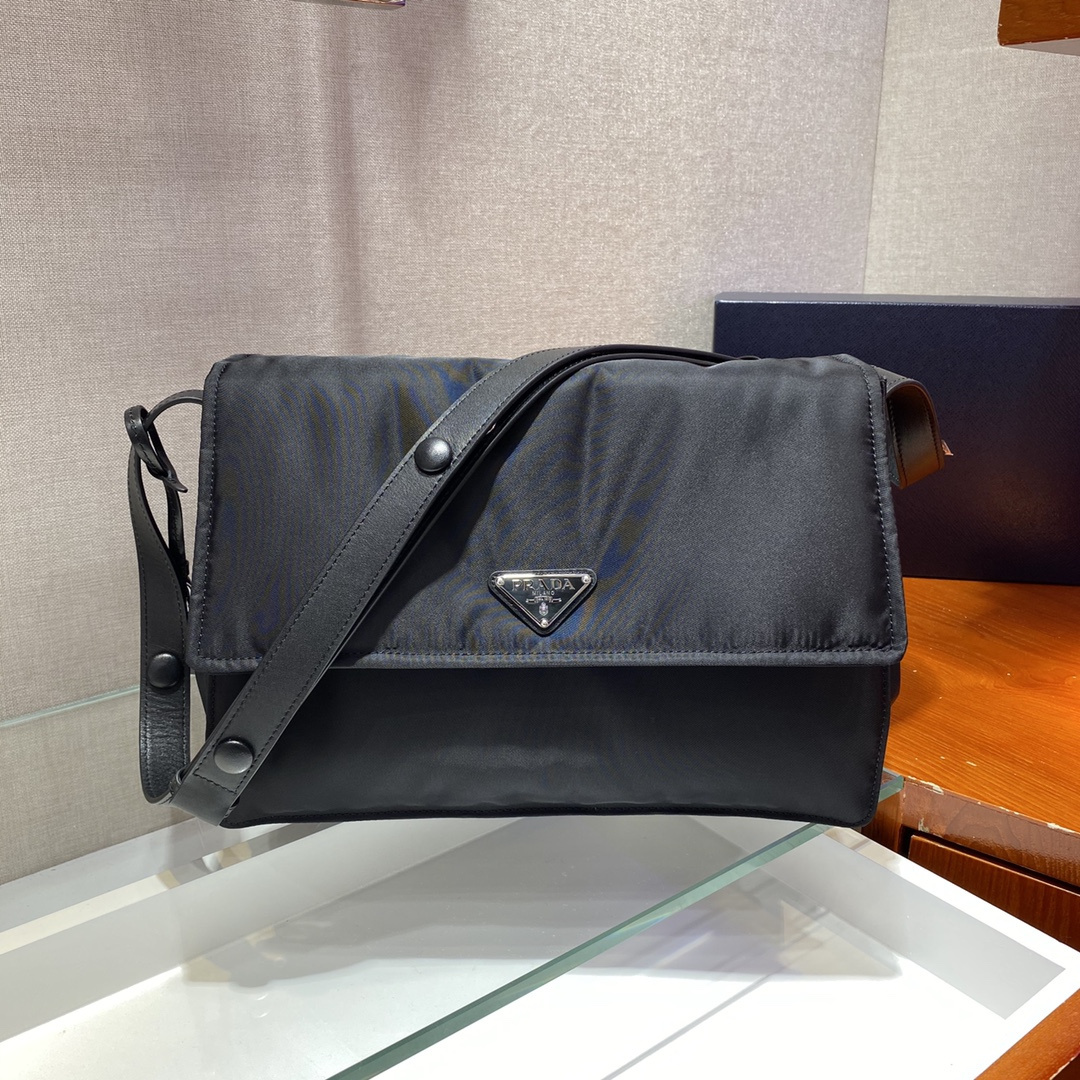 高仿Prada*Re-Nylon系列1BD255尼龍男士郵差包黑色中號純原版本