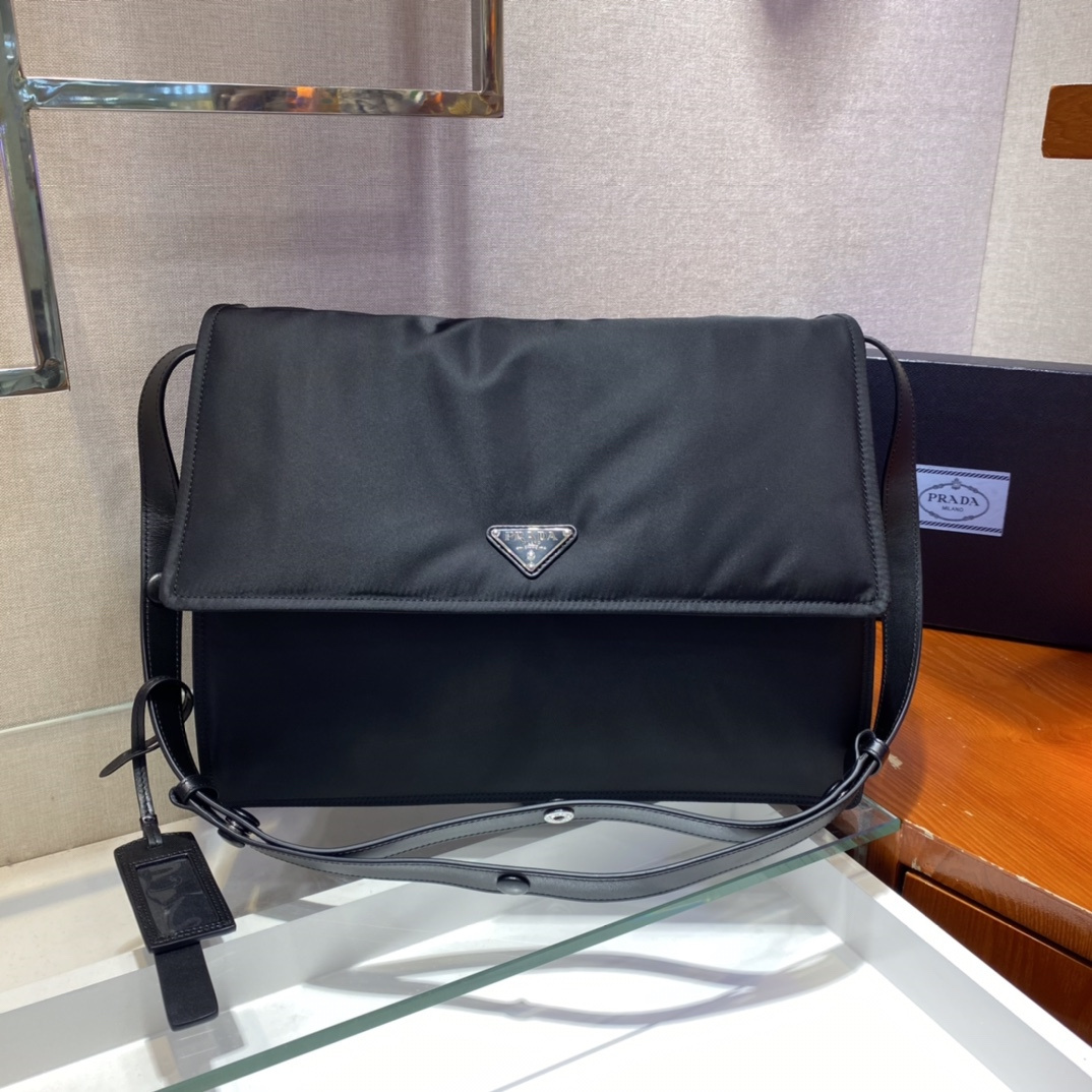 高仿Prada*Re-Nylon系列1BD256尼龍男士郵差包黑色大號純原版本