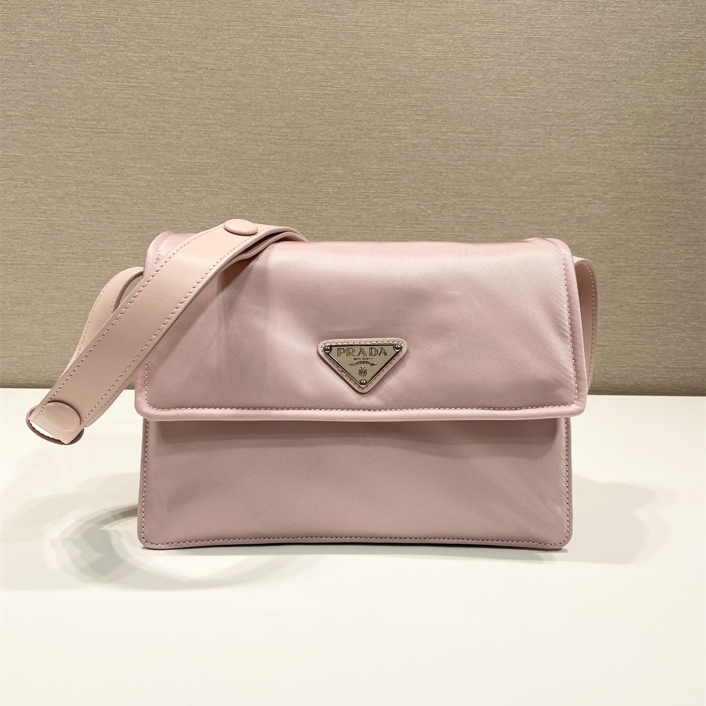高仿Prada*Re-Nylon系列1BD313尼龍郵差包粉色小號純原版本
