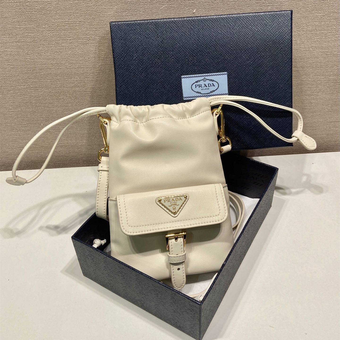 高仿Prada*Nappa系列1MS017羊皮斜挎包粉筆白純原版本