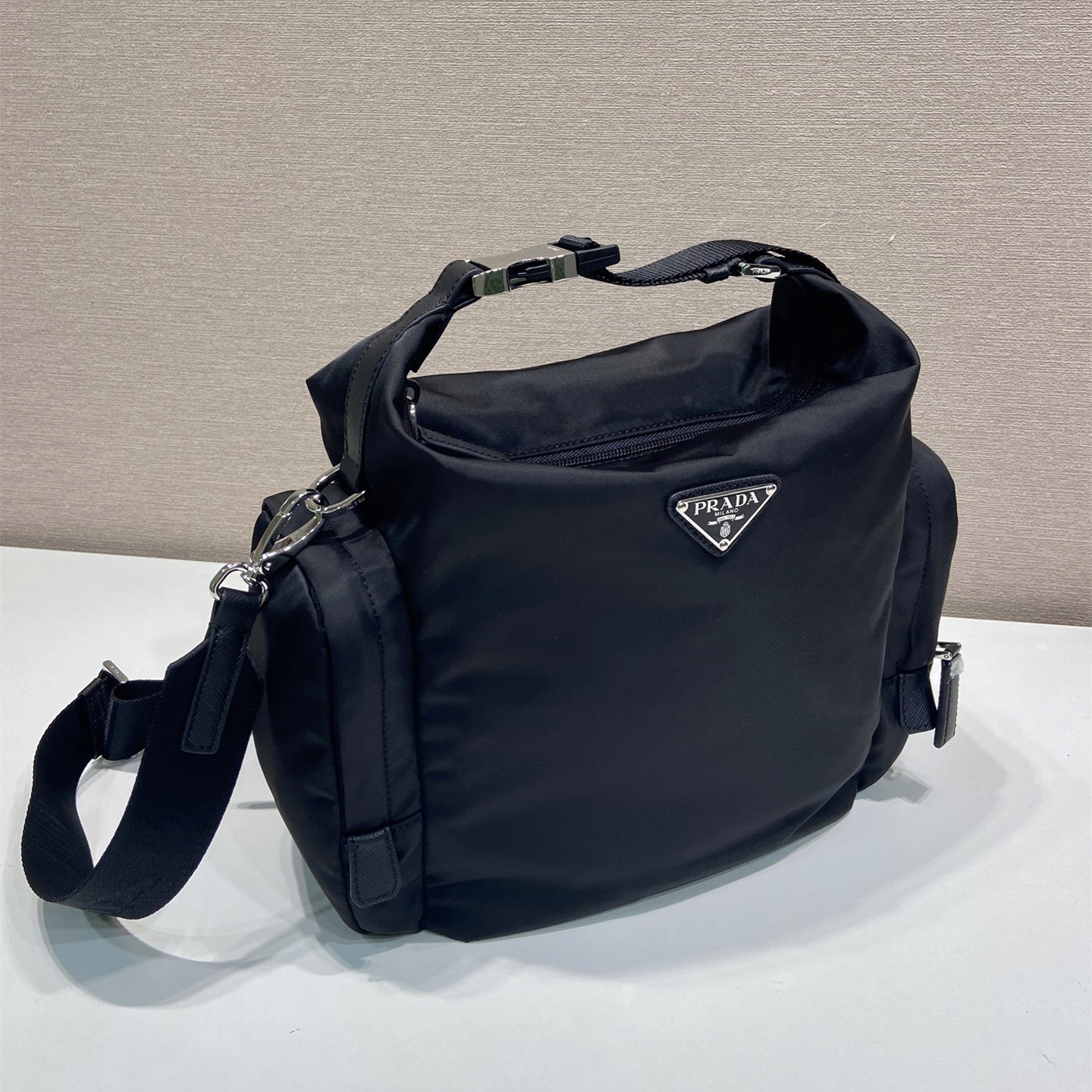 高仿Prada*Re-Nylon系列2VH212尼龍男士單肩包黑色純原版本