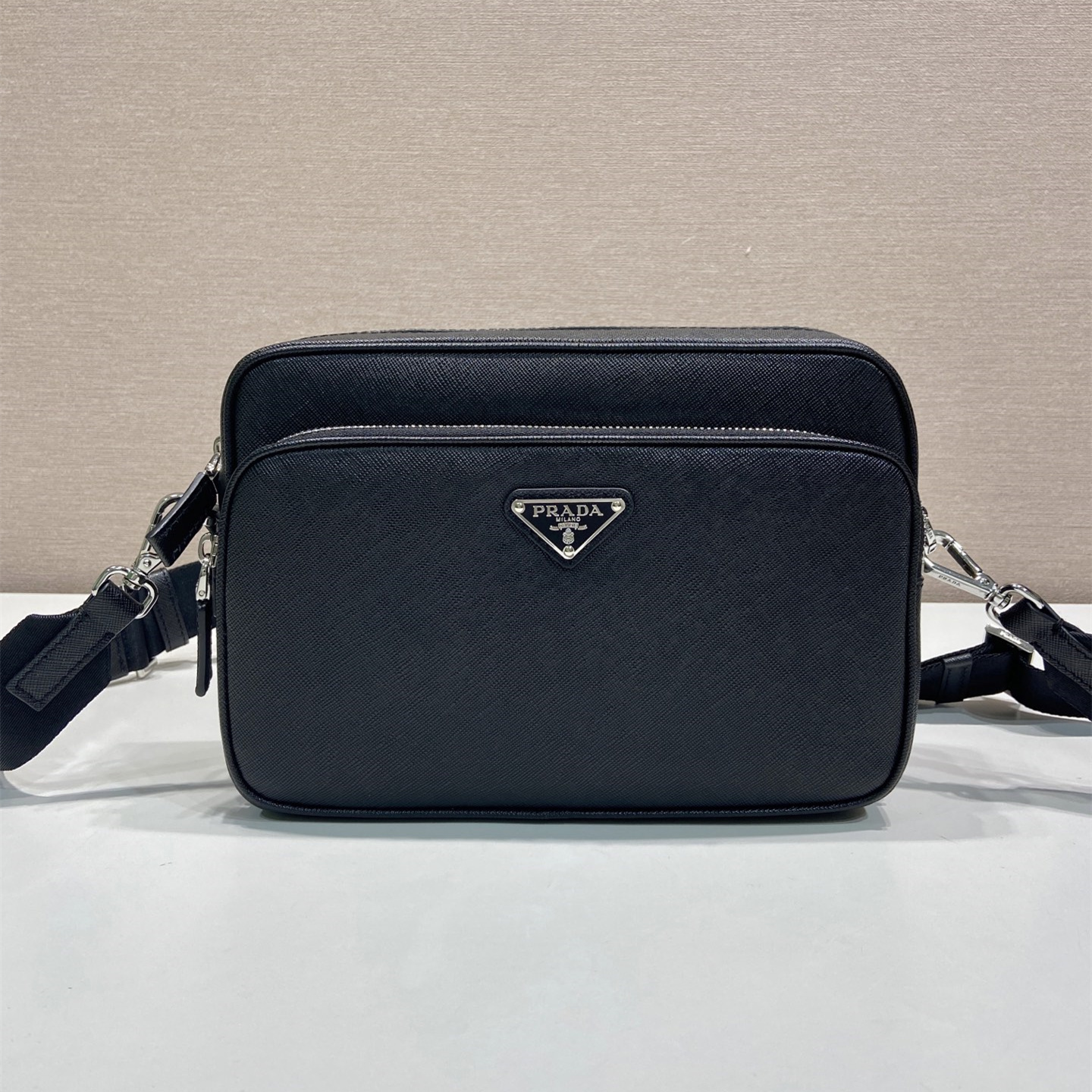 高仿Prada*Saffiano系列2VH205牛皮男士郵差包黑色純原版本
