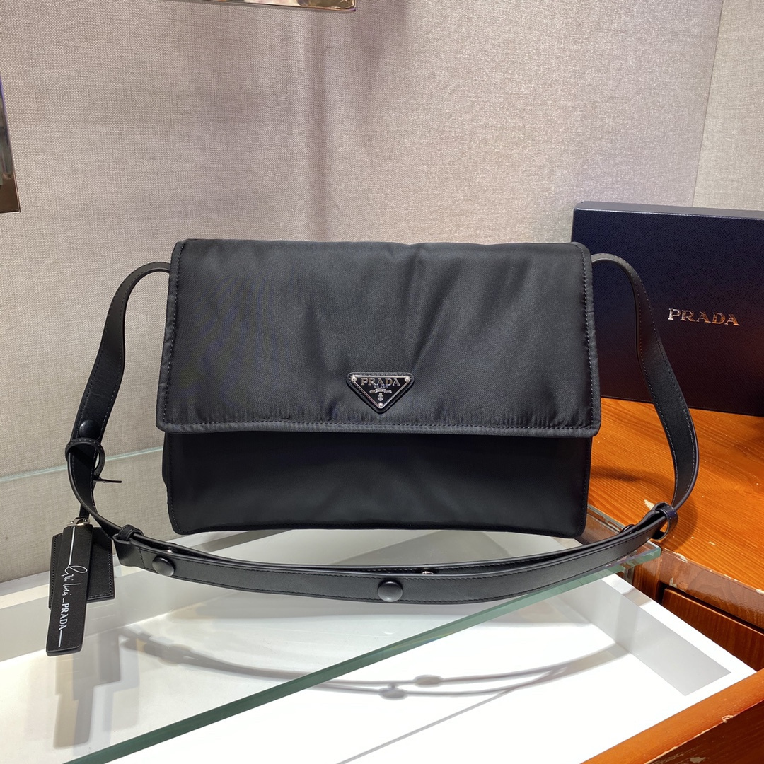 高仿Prada*Re-Nylon系列1BD255尼龍男士郵差包黑色中號純原版本