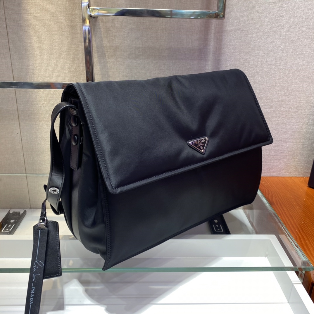 高仿Prada*Re-Nylon系列1BD256尼龍男士郵差包黑色大號純原版本