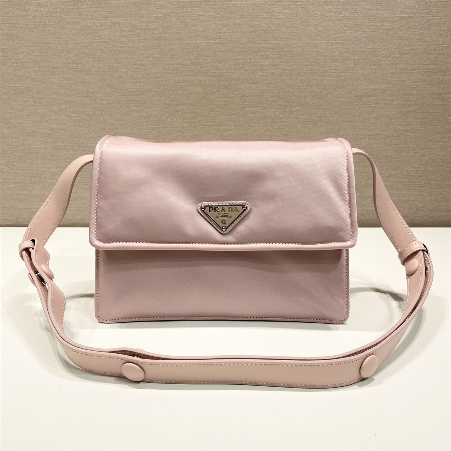 高仿Prada*Re-Nylon系列1BD313尼龍郵差包粉色小號純原版本