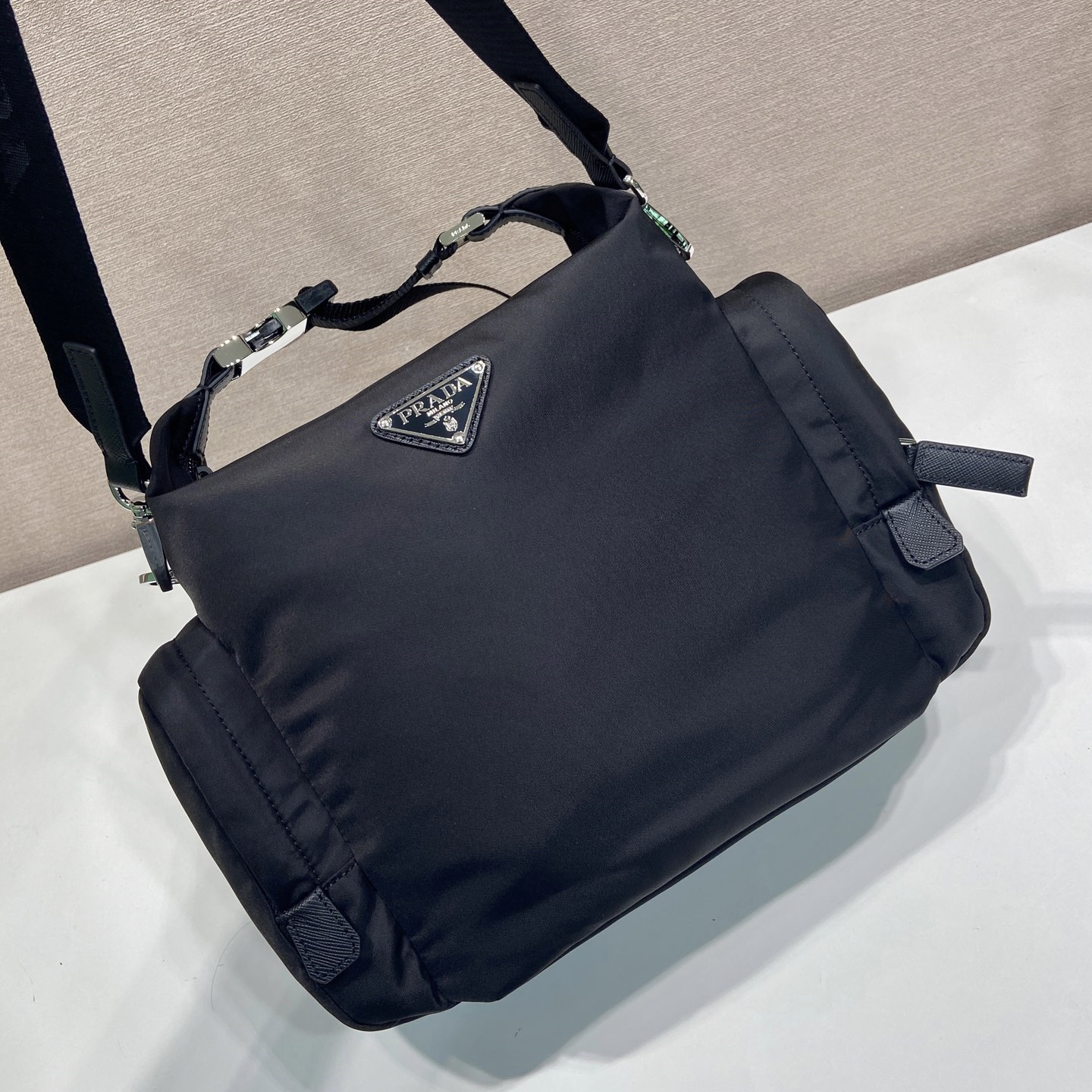 高仿Prada*Re-Nylon系列2VH212尼龍男士單肩包黑色純原版本