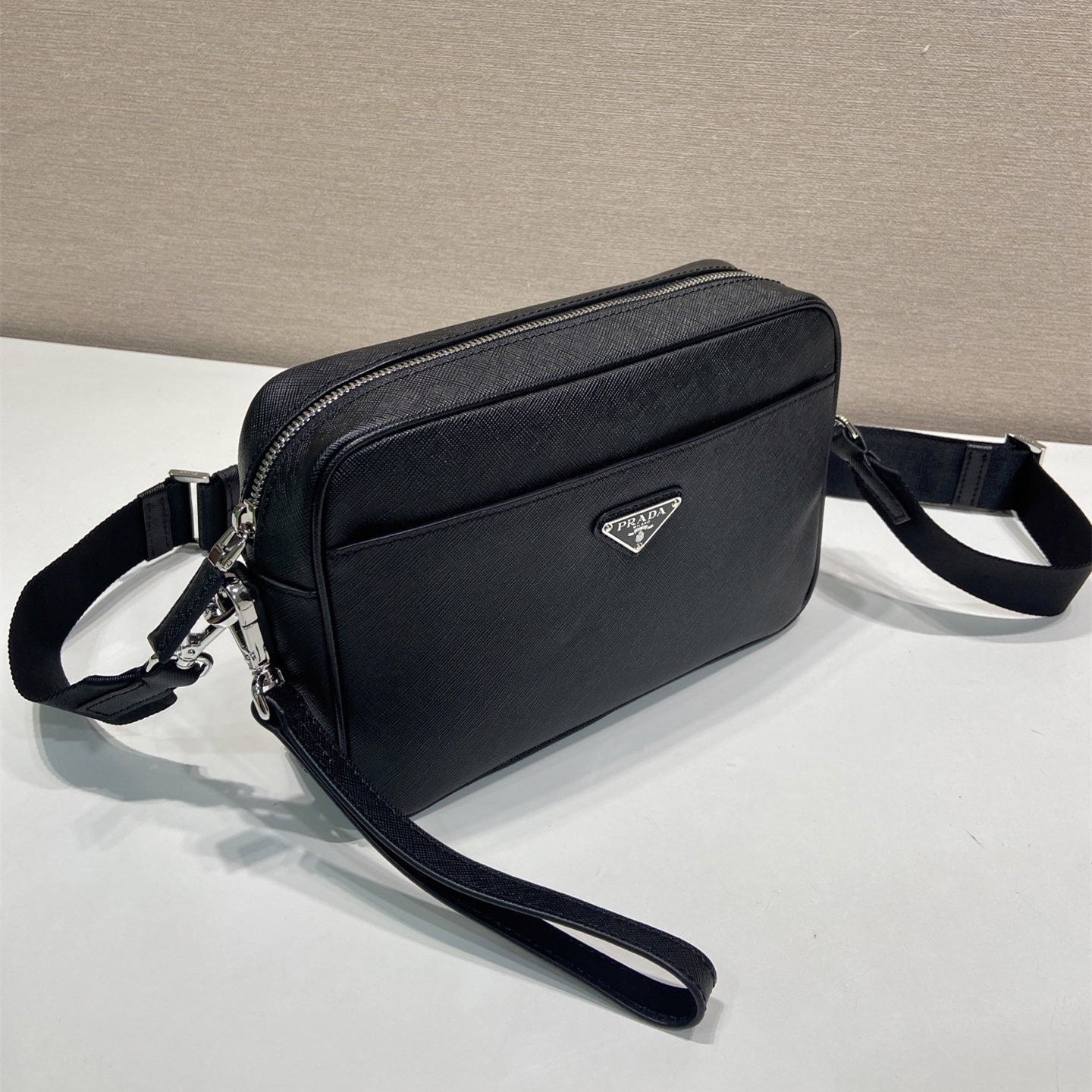 高仿Prada*Saffiano系列2VH210牛皮男士斜挎包黑色純原版本