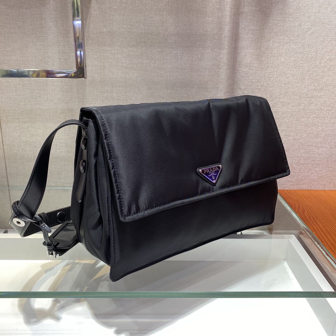 高仿Prada*Re-Nylon系列1BD255尼龍男士郵差包黑色中號純原版本