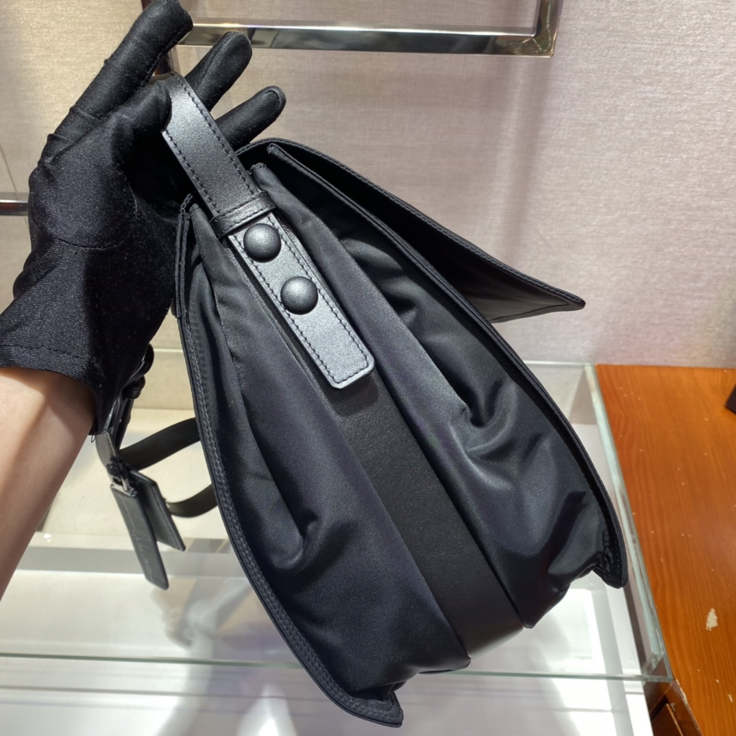 高仿Prada*Re-Nylon系列1BD256尼龍男士郵差包黑色大號純原版本