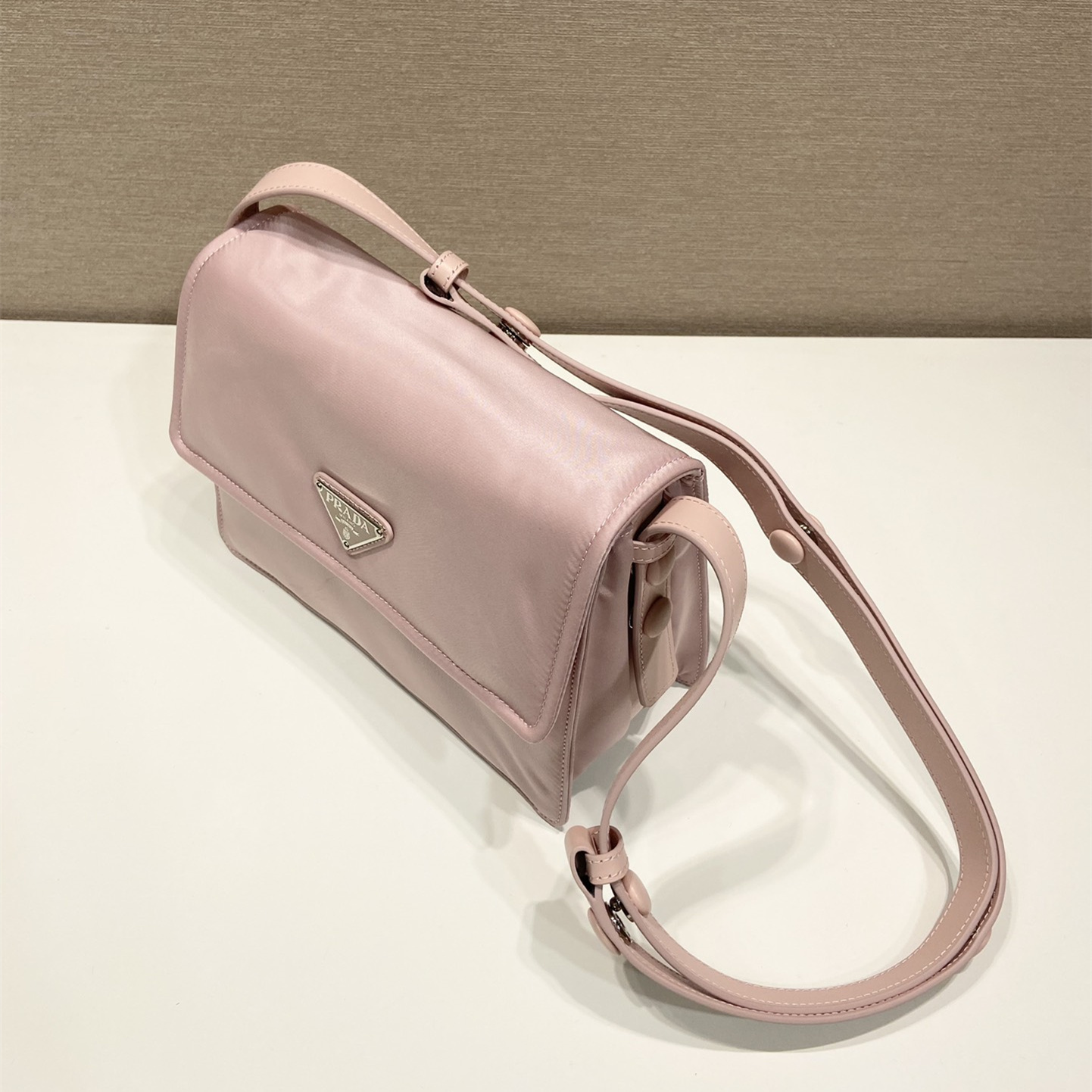 高仿Prada*Re-Nylon系列1BD313尼龍郵差包粉色小號純原版本