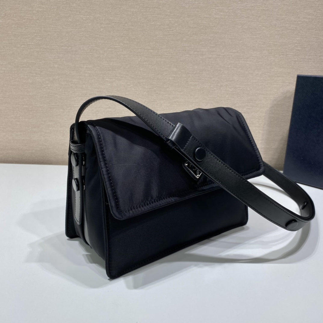 高仿Prada*Re-Nylon系列1BD313尼龍郵差包黑色小號純原版本