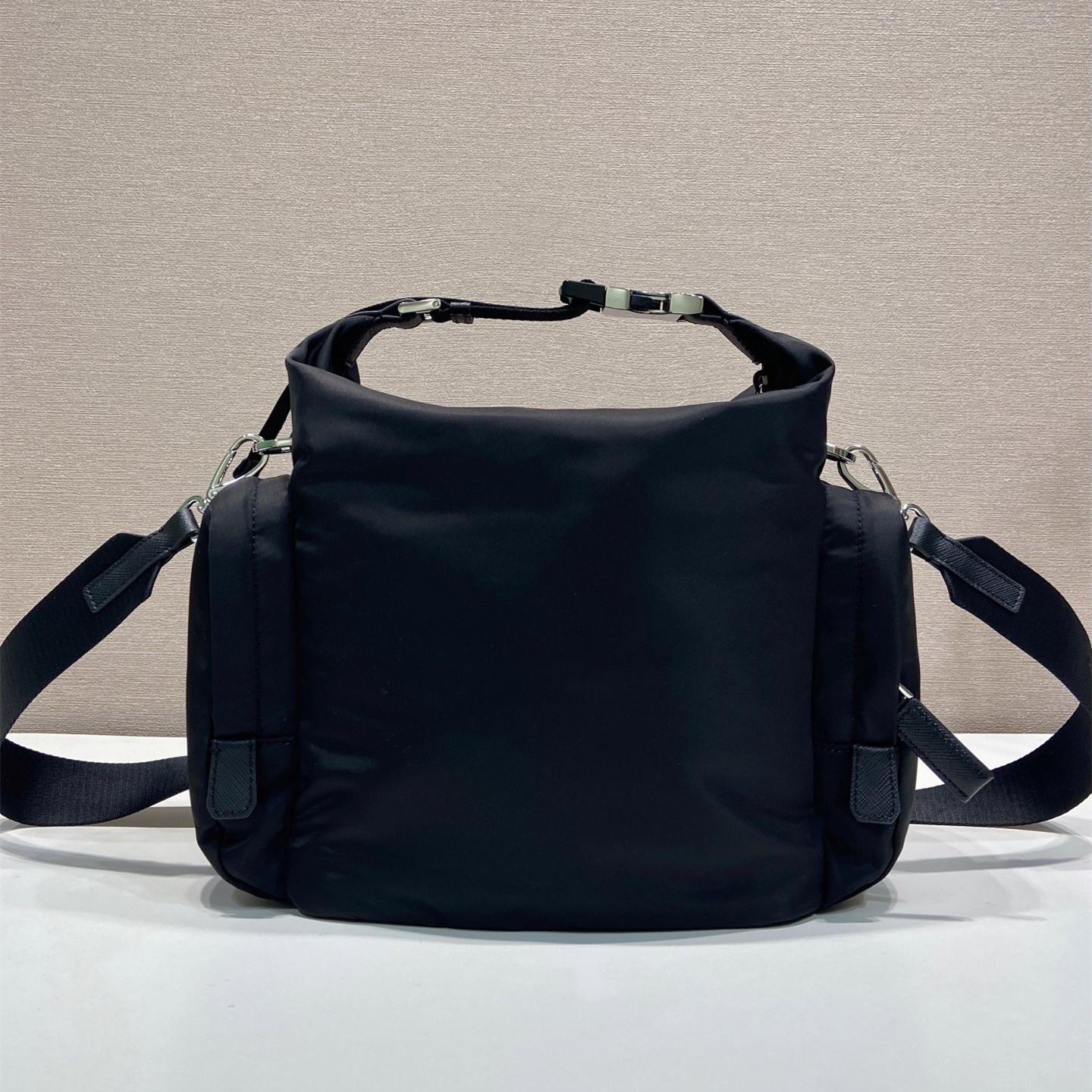 高仿Prada*Re-Nylon系列2VH212尼龍男士單肩包黑色純原版本