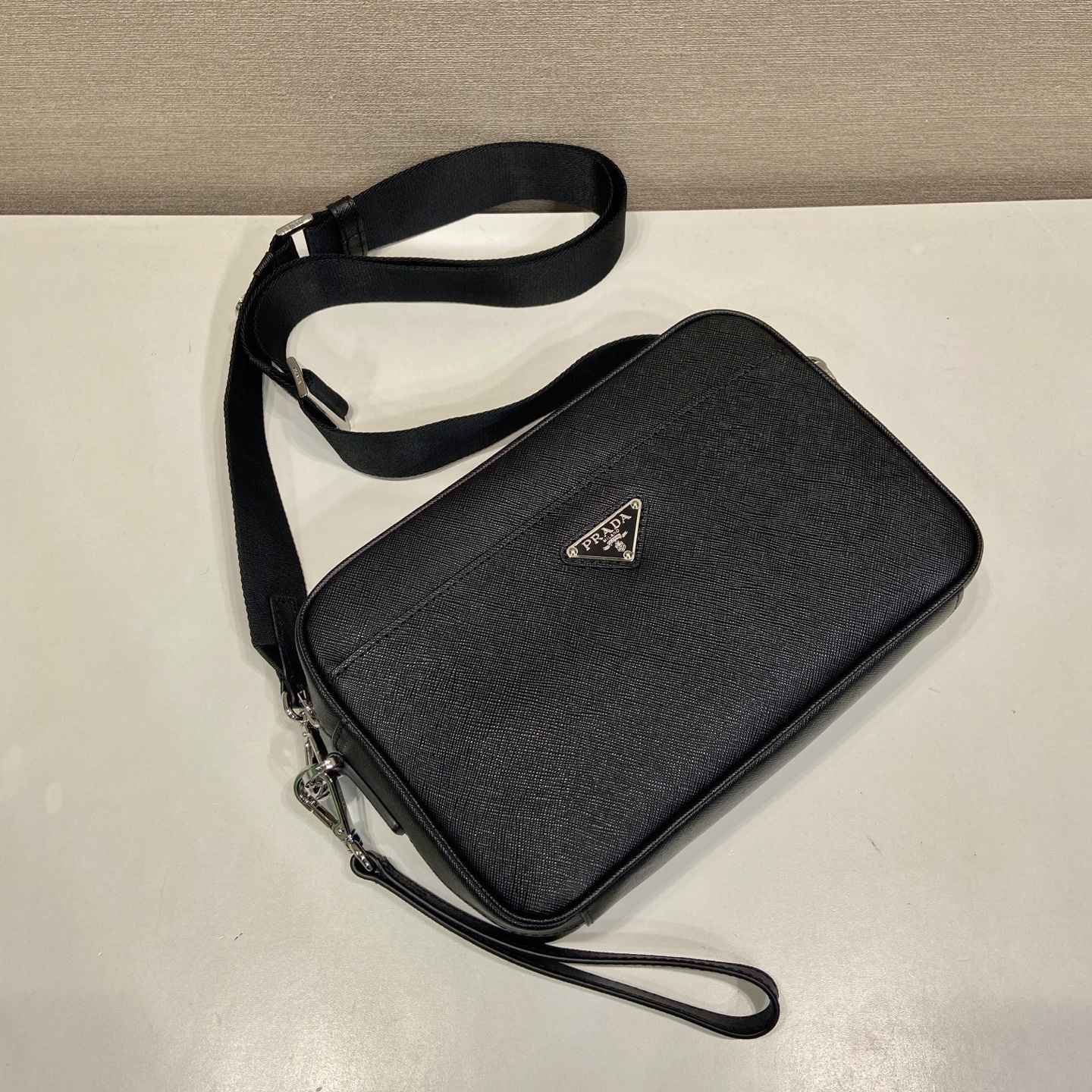 高仿Prada*Saffiano系列2VH210牛皮男士斜挎包黑色純原版本