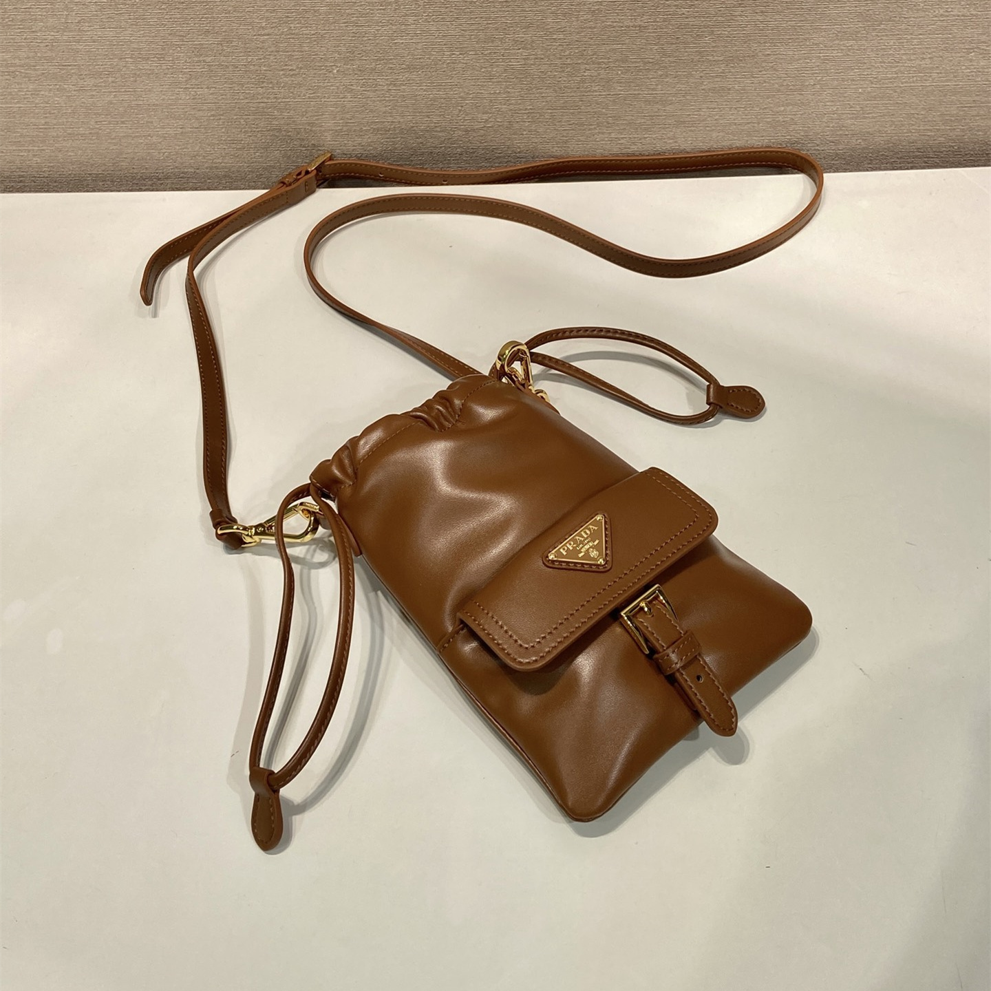 高仿Prada*Nappa系列1MS017羊皮斜挎包焦糖色純原版本