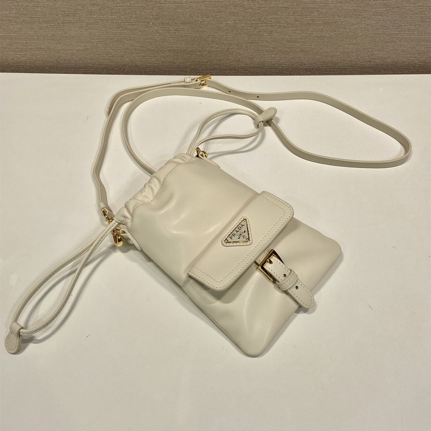 高仿Prada*Nappa系列1MS017羊皮斜挎包粉筆白純原版本