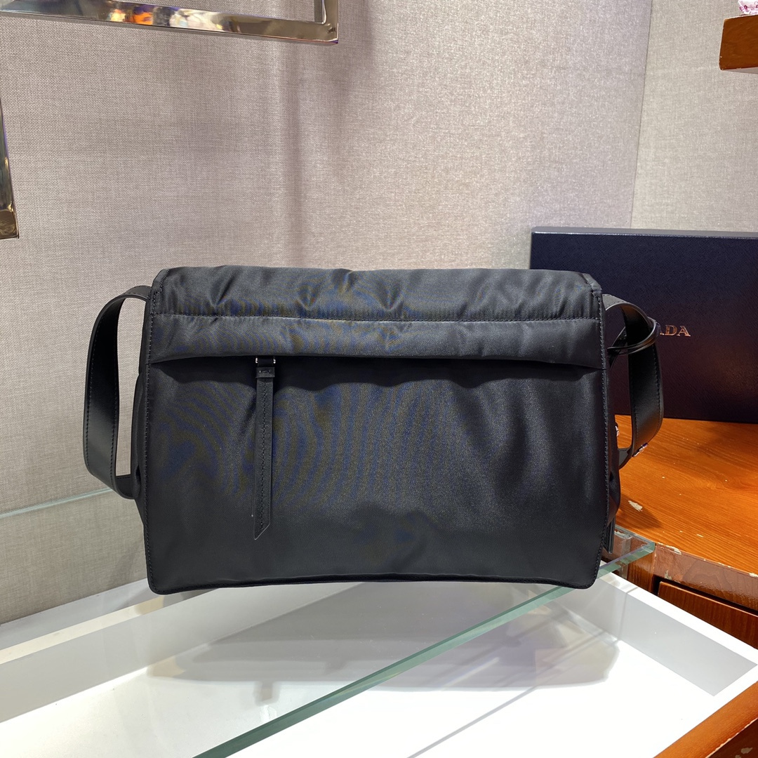 高仿Prada*Re-Nylon系列1BD255尼龍男士郵差包黑色中號純原版本