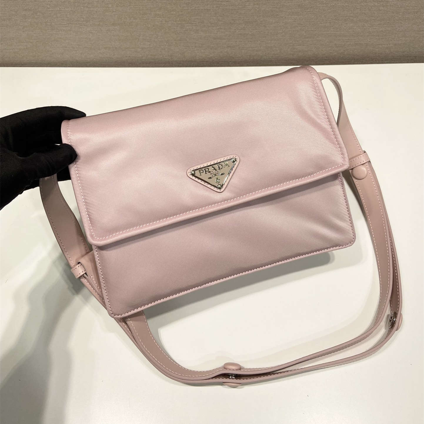 高仿Prada*Re-Nylon系列1BD313尼龍郵差包粉色小號純原版本
