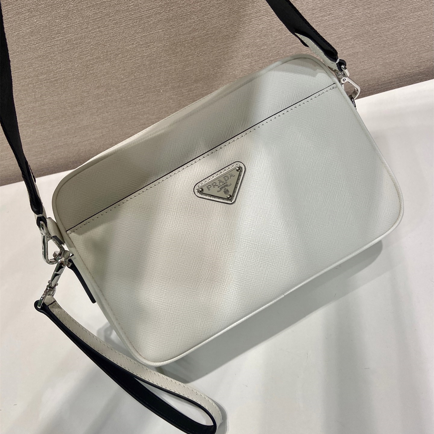 高仿Prada*Saffiano系列2VH210牛皮男士斜挎包白色純原版本