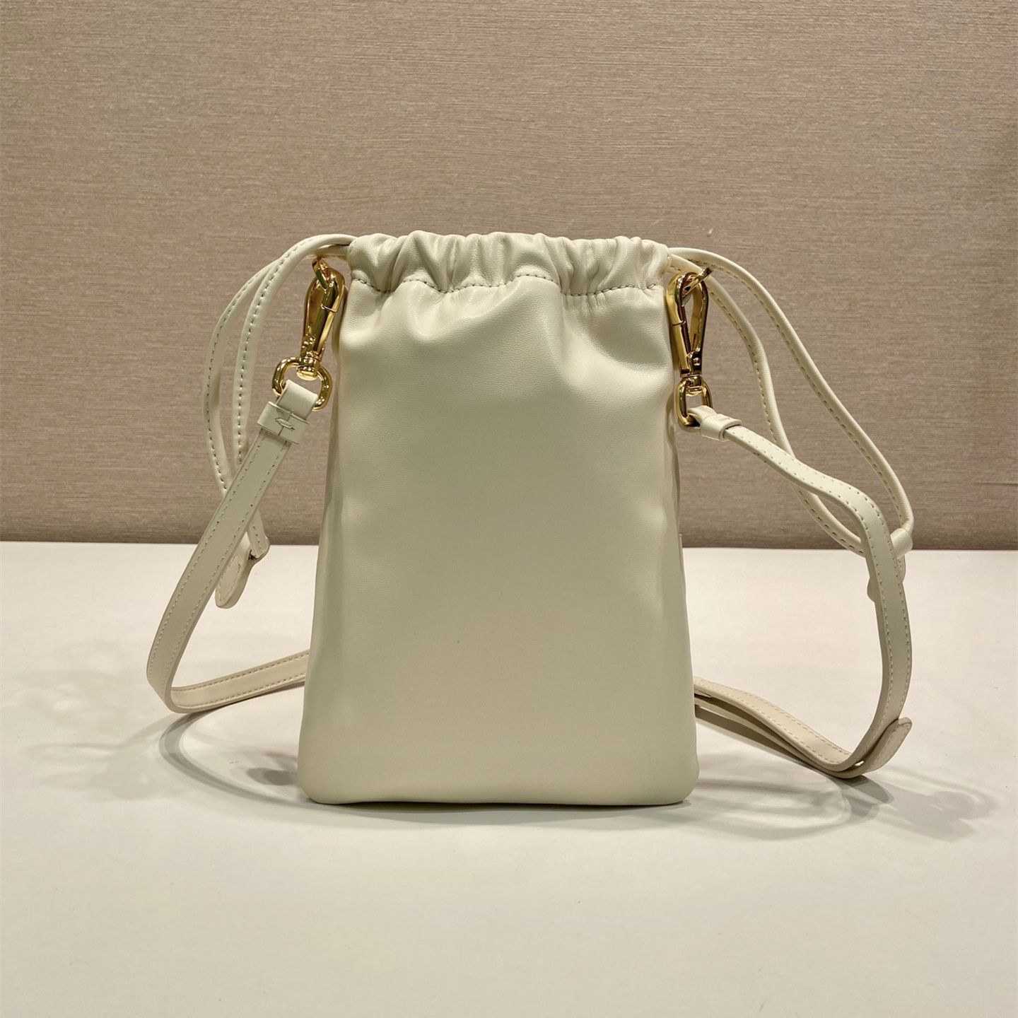 高仿Prada*Nappa系列1MS017羊皮斜挎包粉筆白純原版本