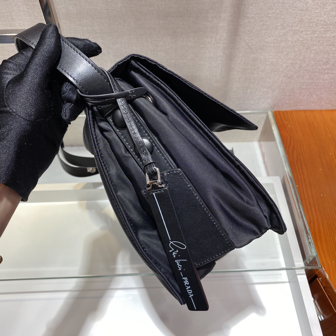 高仿Prada*Re-Nylon系列1BD255尼龍男士郵差包黑色中號純原版本