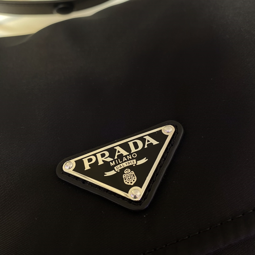 高仿Prada*Re-Nylon系列1BD256尼龍男士郵差包黑色大號純原版本