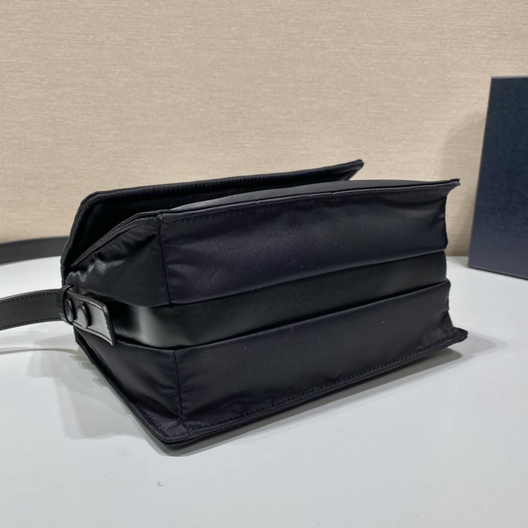 高仿Prada*Re-Nylon系列1BD313尼龍郵差包黑色小號純原版本