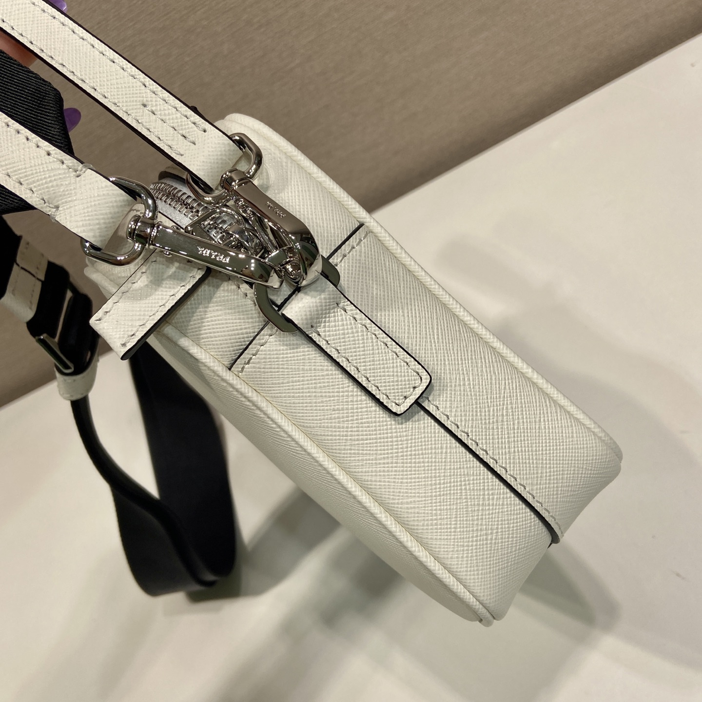 高仿Prada*Saffiano系列2VH210牛皮男士斜挎包白色純原版本