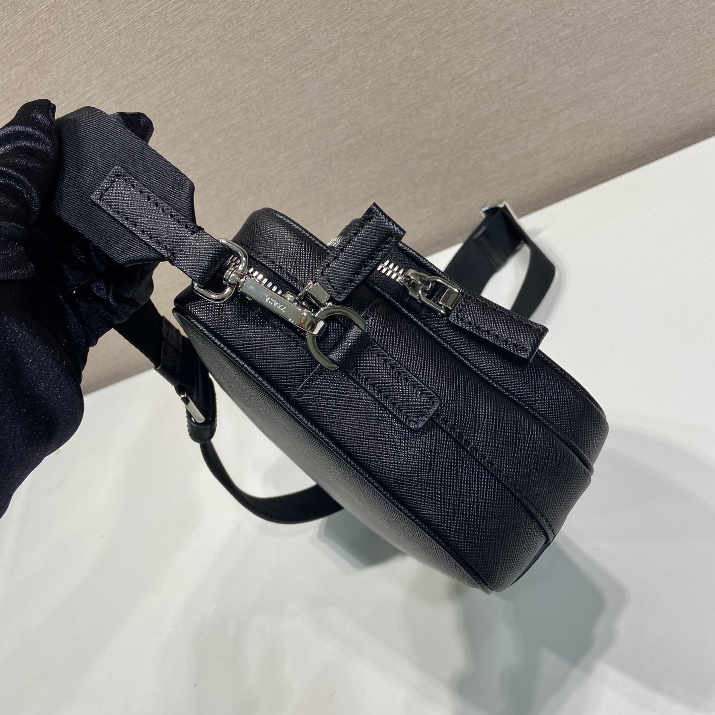 高仿Prada*Saffiano系列2VH205牛皮男士郵差包黑色純原版本
