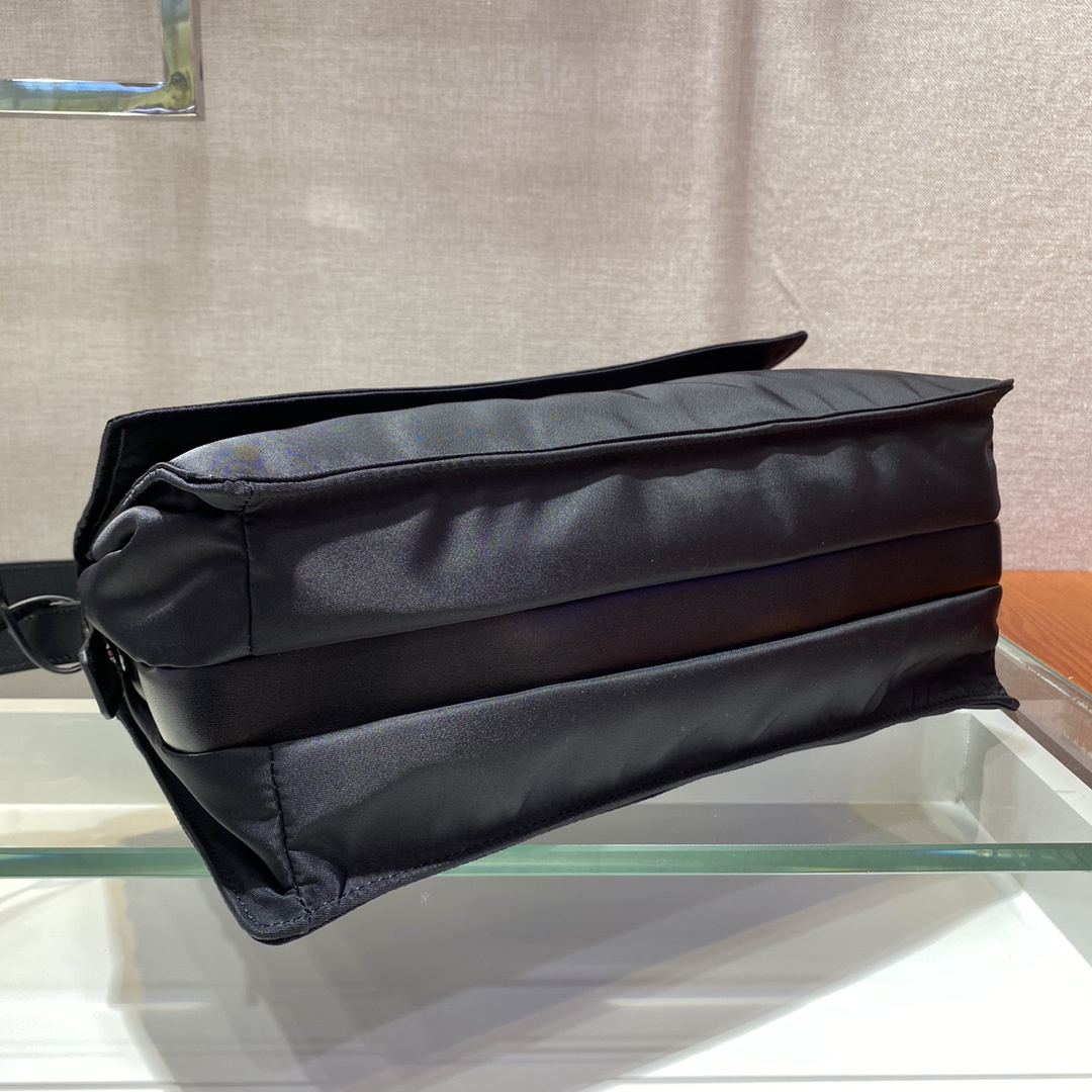 高仿Prada*Re-Nylon系列1BD255尼龍男士郵差包黑色中號純原版本