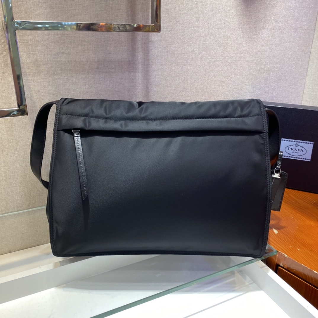 高仿Prada*Re-Nylon系列1BD256尼龍男士郵差包黑色大號純原版本