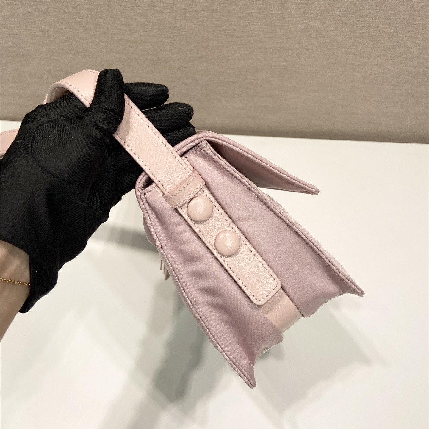 高仿Prada*Re-Nylon系列1BD313尼龍郵差包粉色小號純原版本