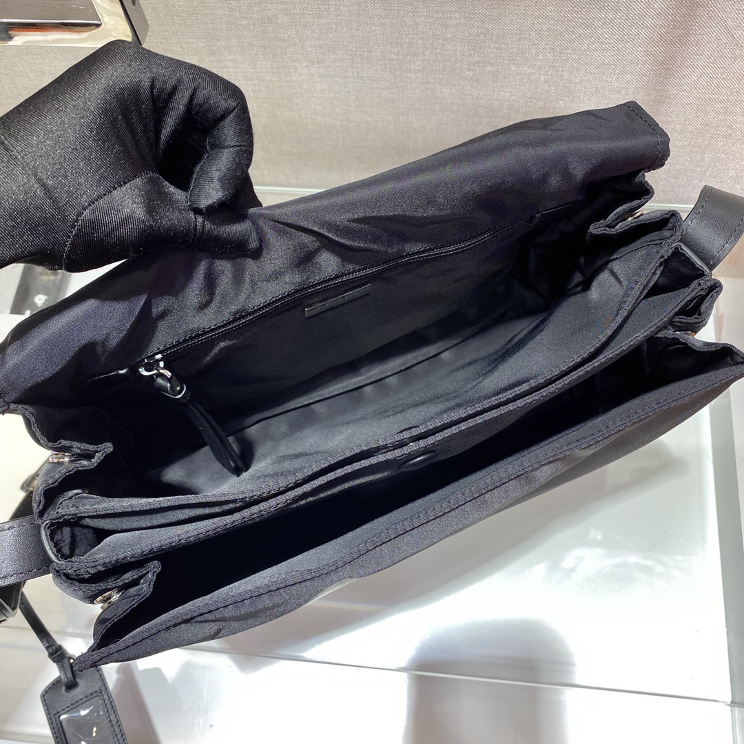 高仿Prada*Re-Nylon系列1BD255尼龍男士郵差包黑色中號純原版本