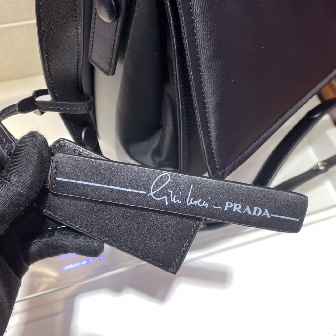 高仿Prada*Re-Nylon系列1BD256尼龍男士郵差包黑色大號純原版本