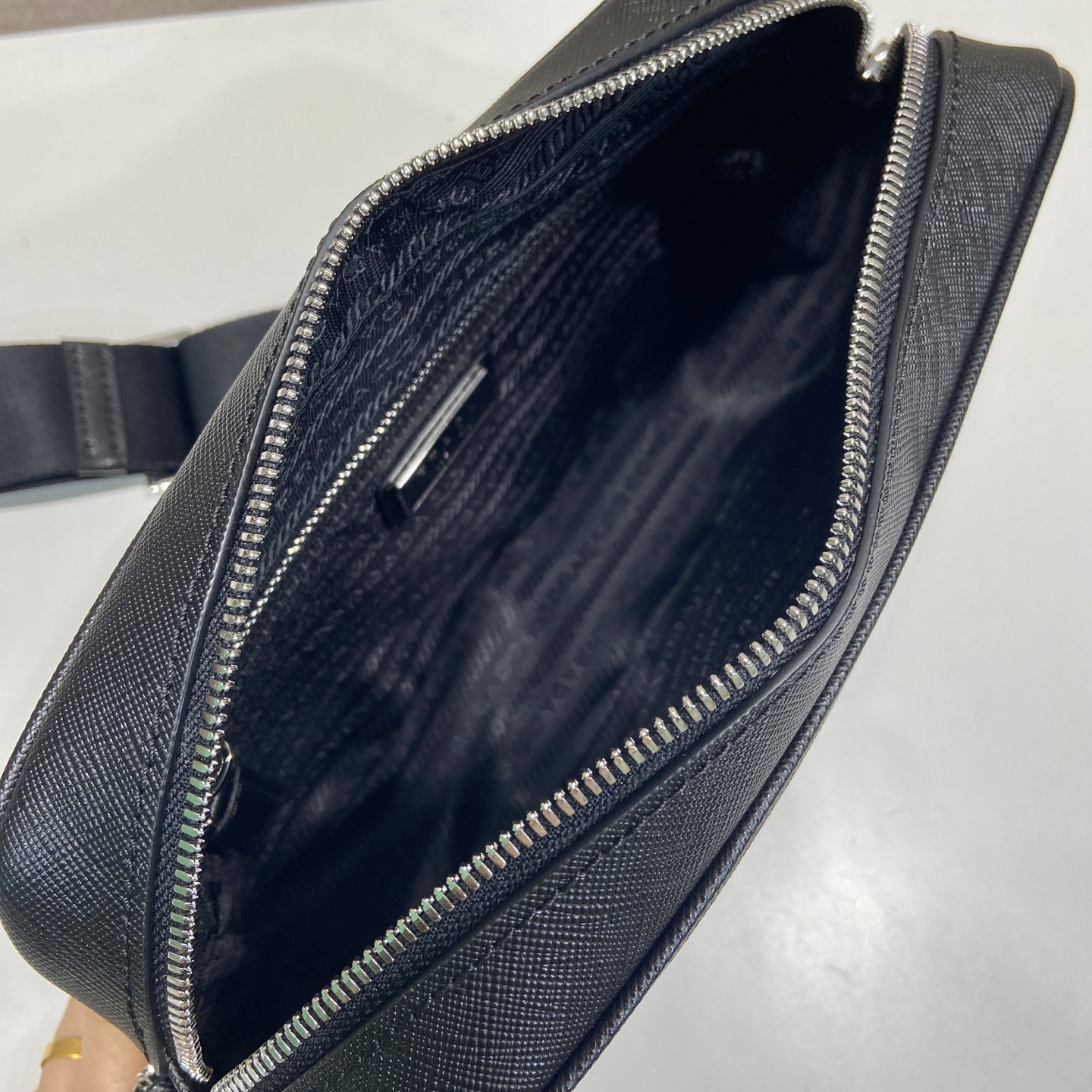 高仿Prada*Saffiano系列2VH210牛皮男士斜挎包黑色純原版本