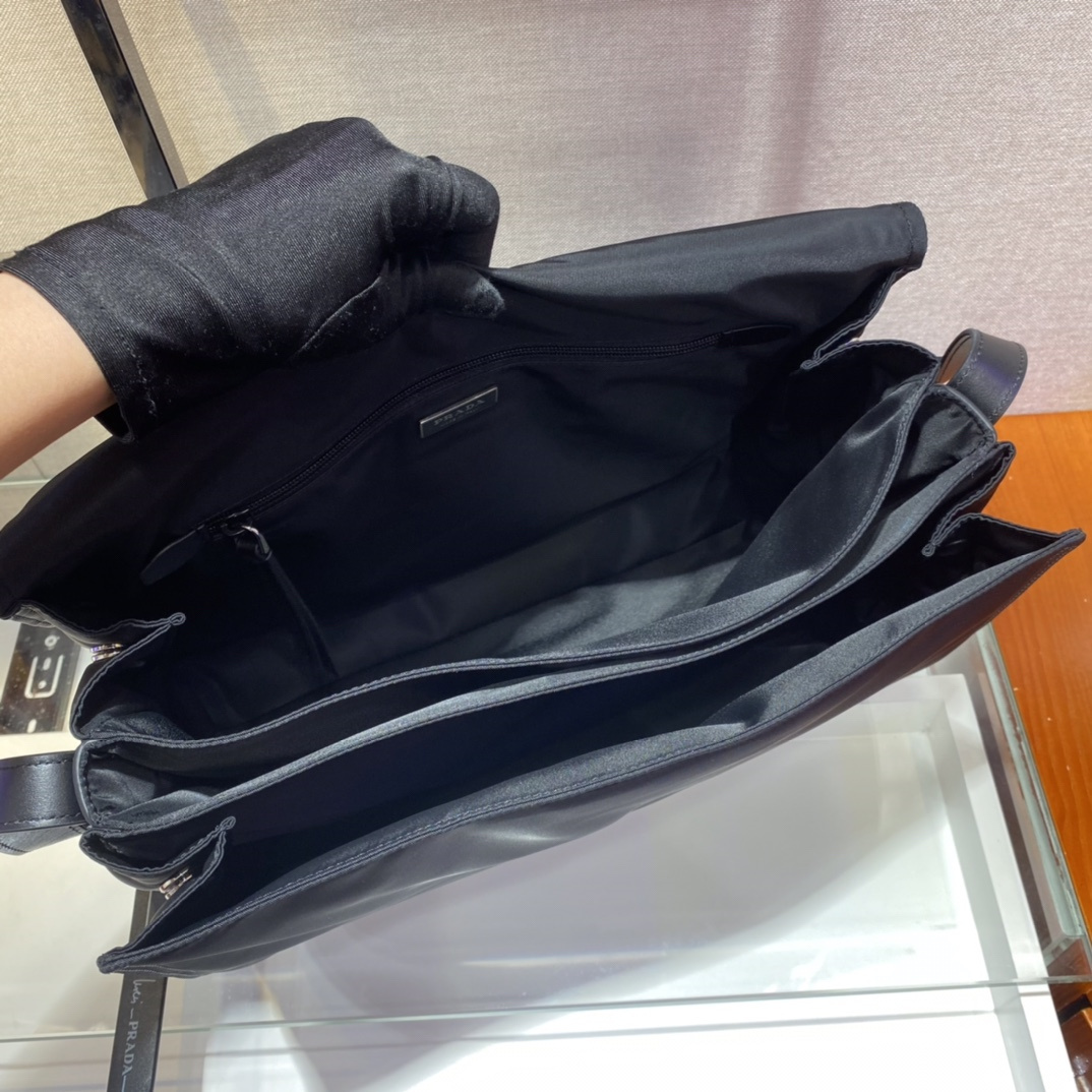 高仿Prada*Re-Nylon系列1BD256尼龍男士郵差包黑色大號純原版本