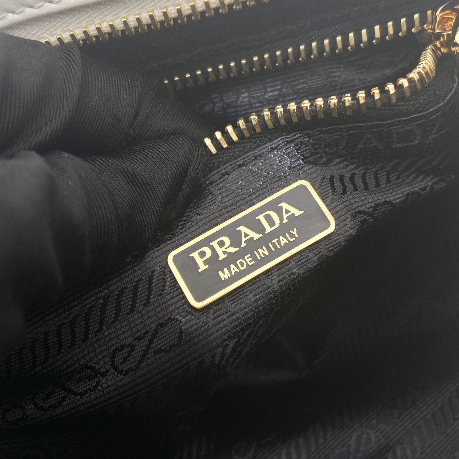 高仿Prada*Bonnie系列1BH215油蠟皮單肩包白色小號純原版本