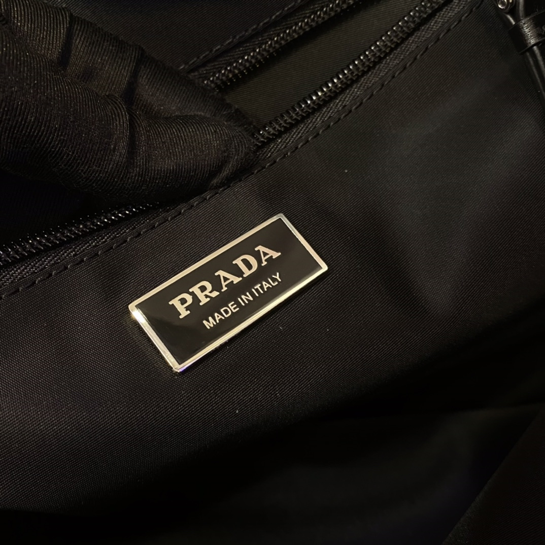 高仿Prada*Re-Nylon系列1BD256尼龍男士郵差包黑色大號純原版本