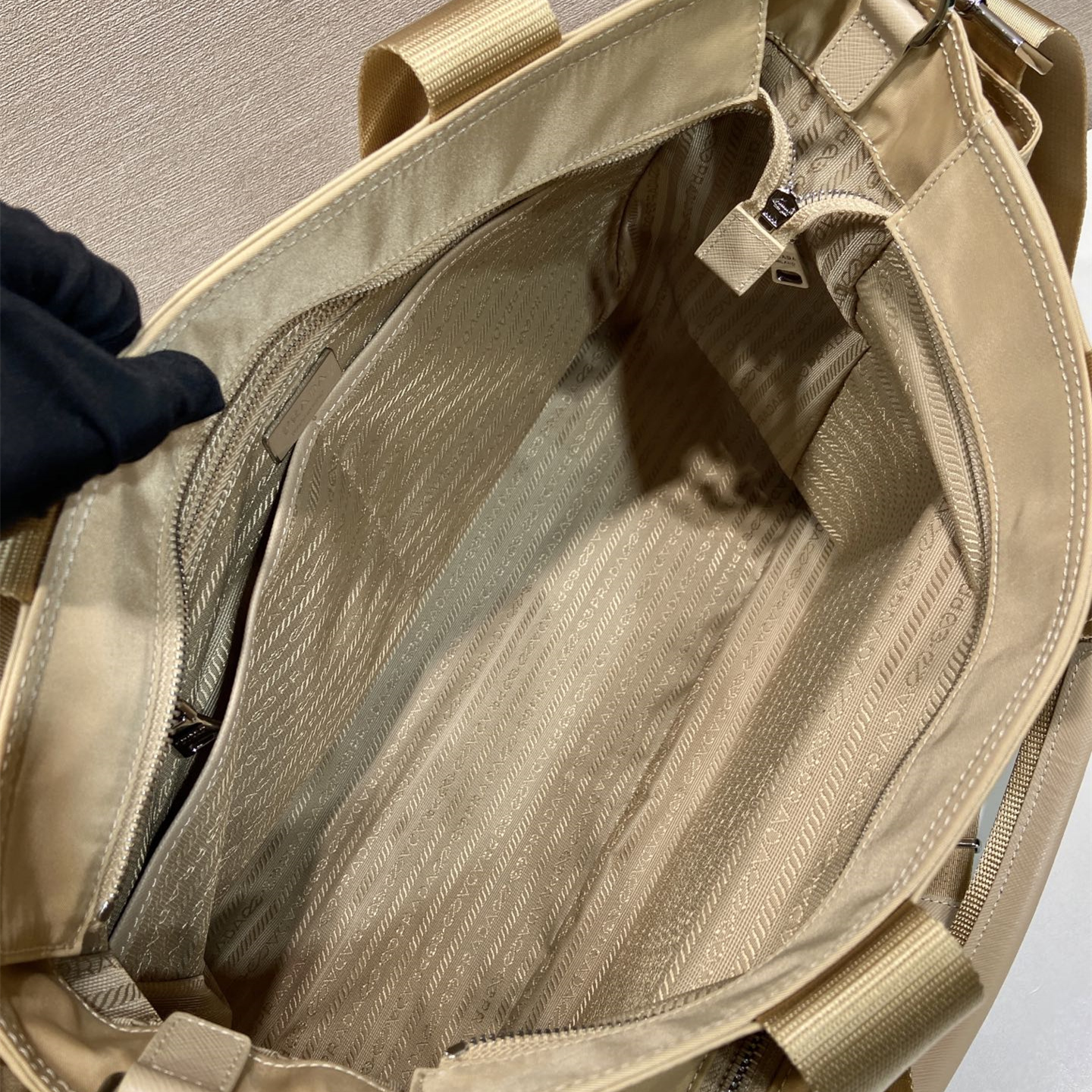 高仿Prada*Re-Nylon系列1BG102尼龍手提袋沙漠米色純原版本