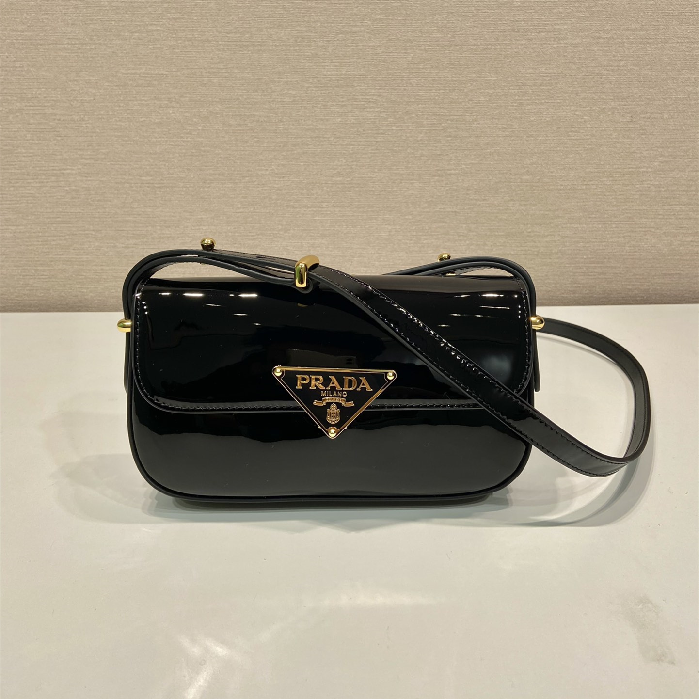 高仿Prada*1BD339徽標漆皮斜挎包黑色純原版本