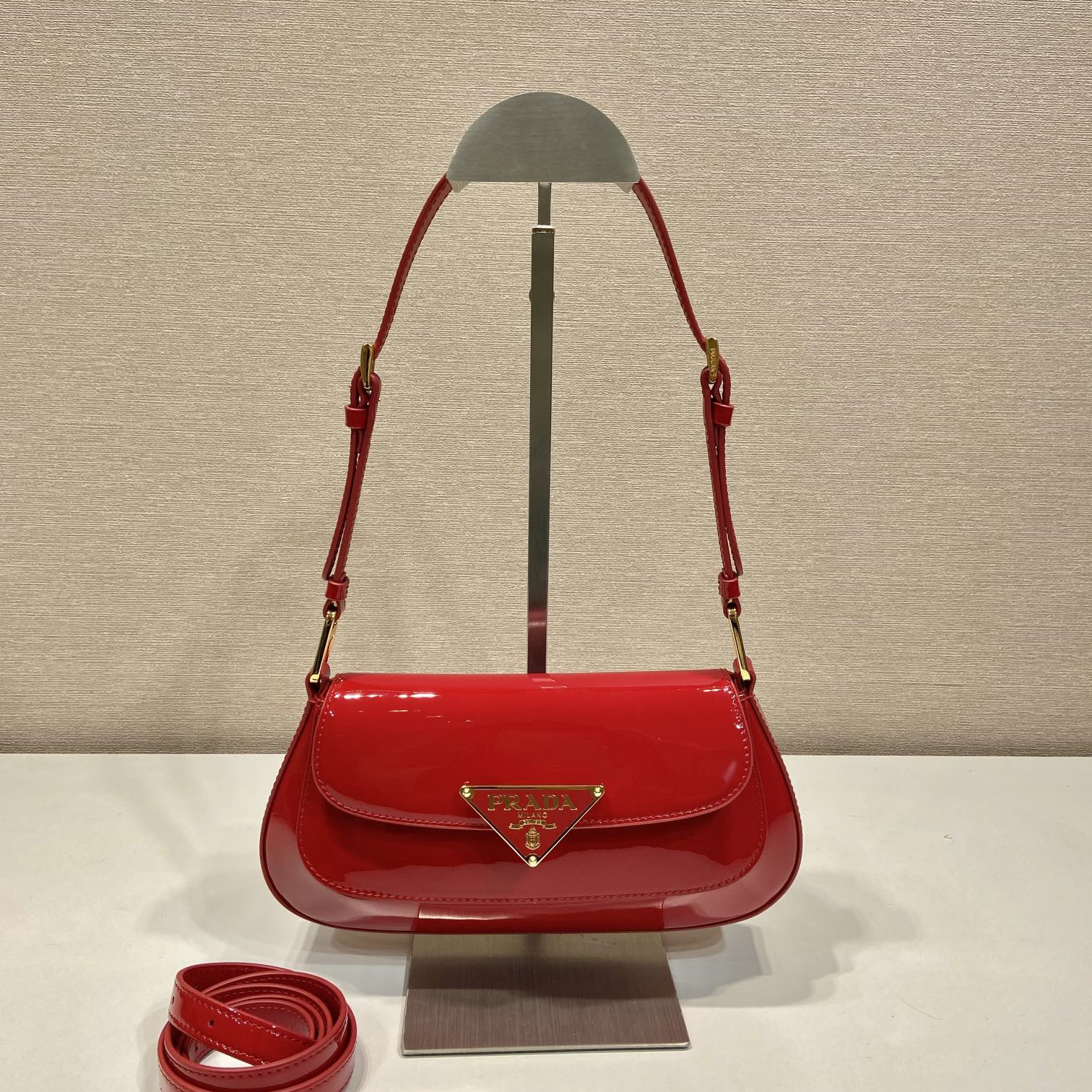 高仿Prada*1BD355徽標漆皮單肩包櫻桃紅純原版本