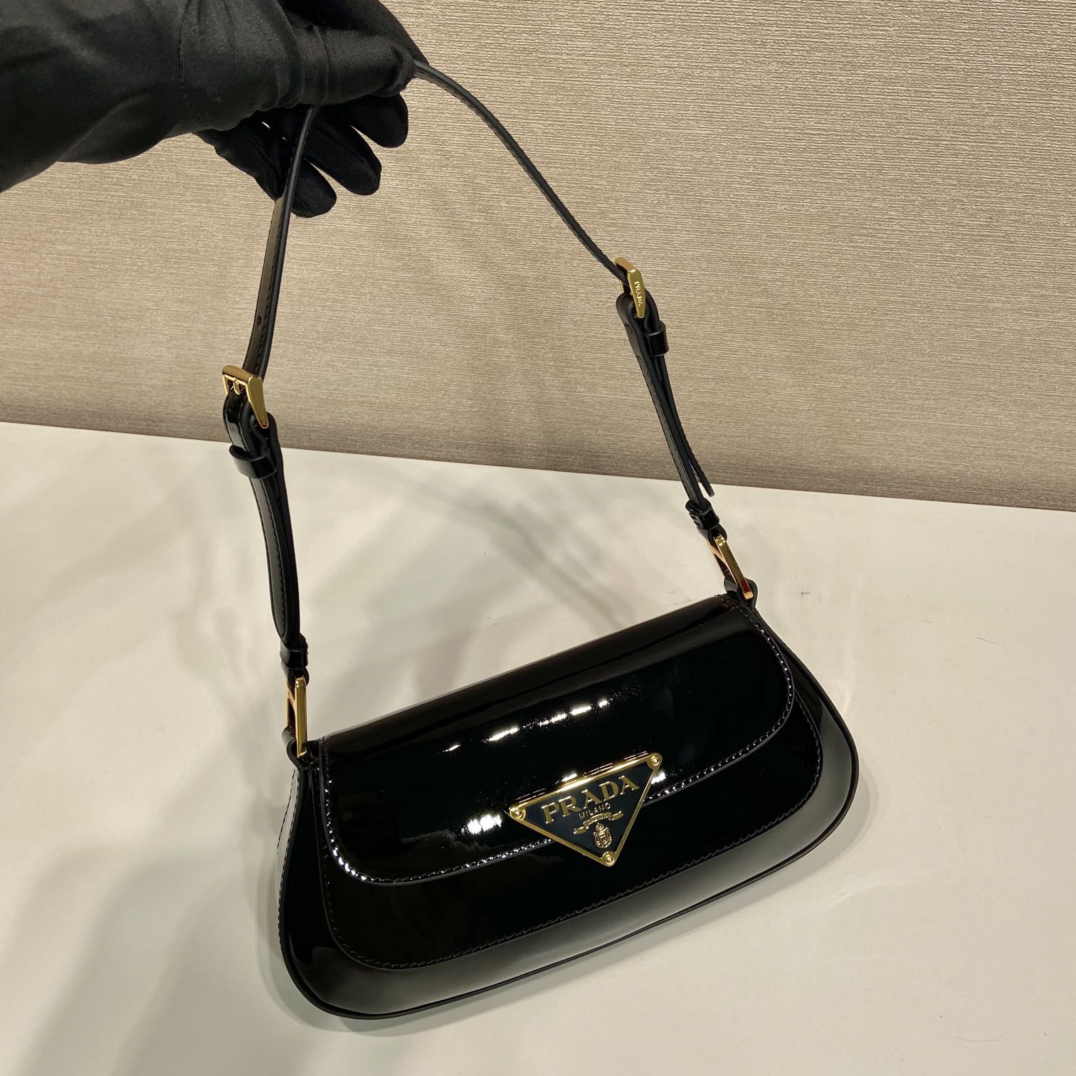 高仿Prada*1BD355徽標漆皮單肩包黑色純原版本