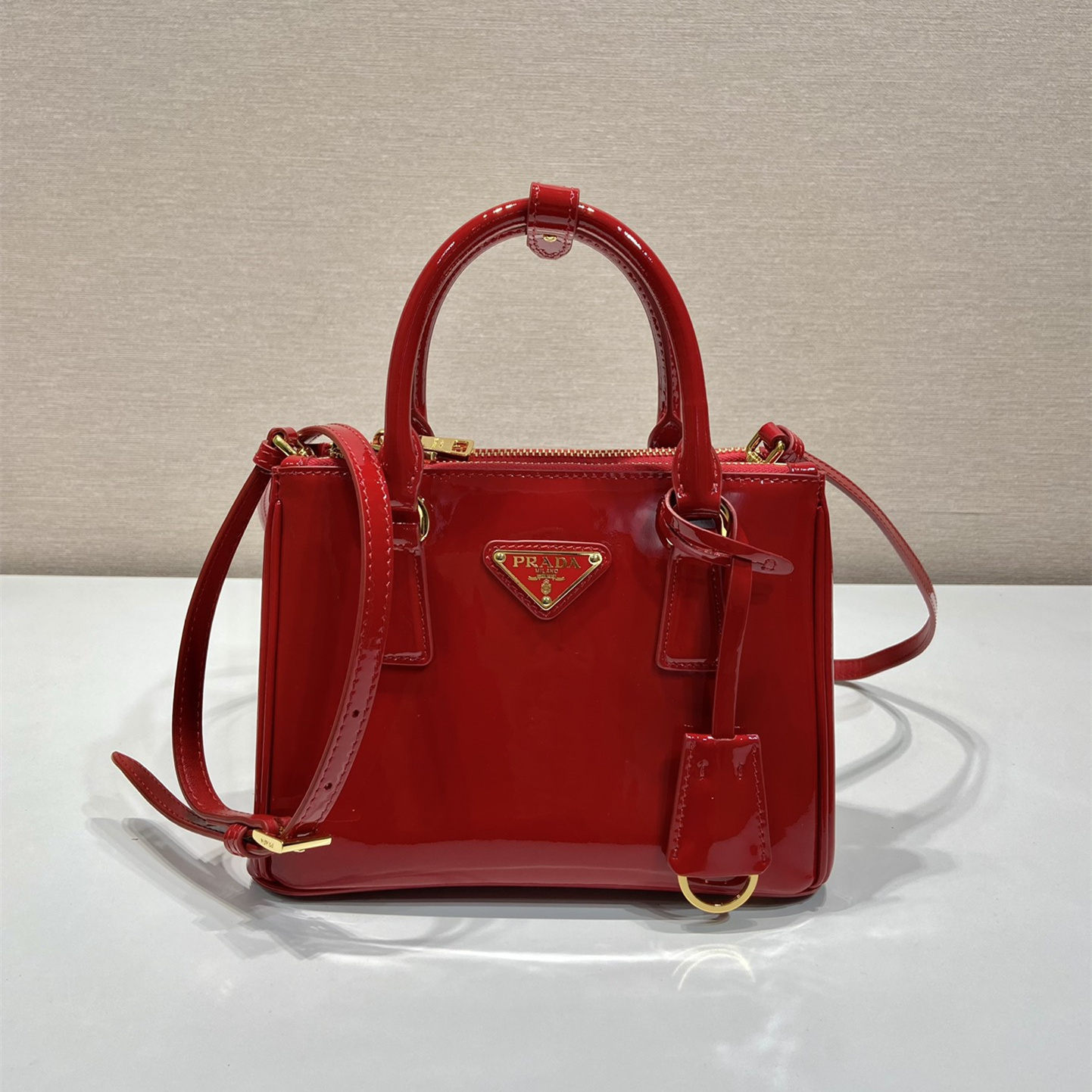 高仿Prada*Galleria系列1BA906漆皮單肩手提包櫻桃紅mini純原版本