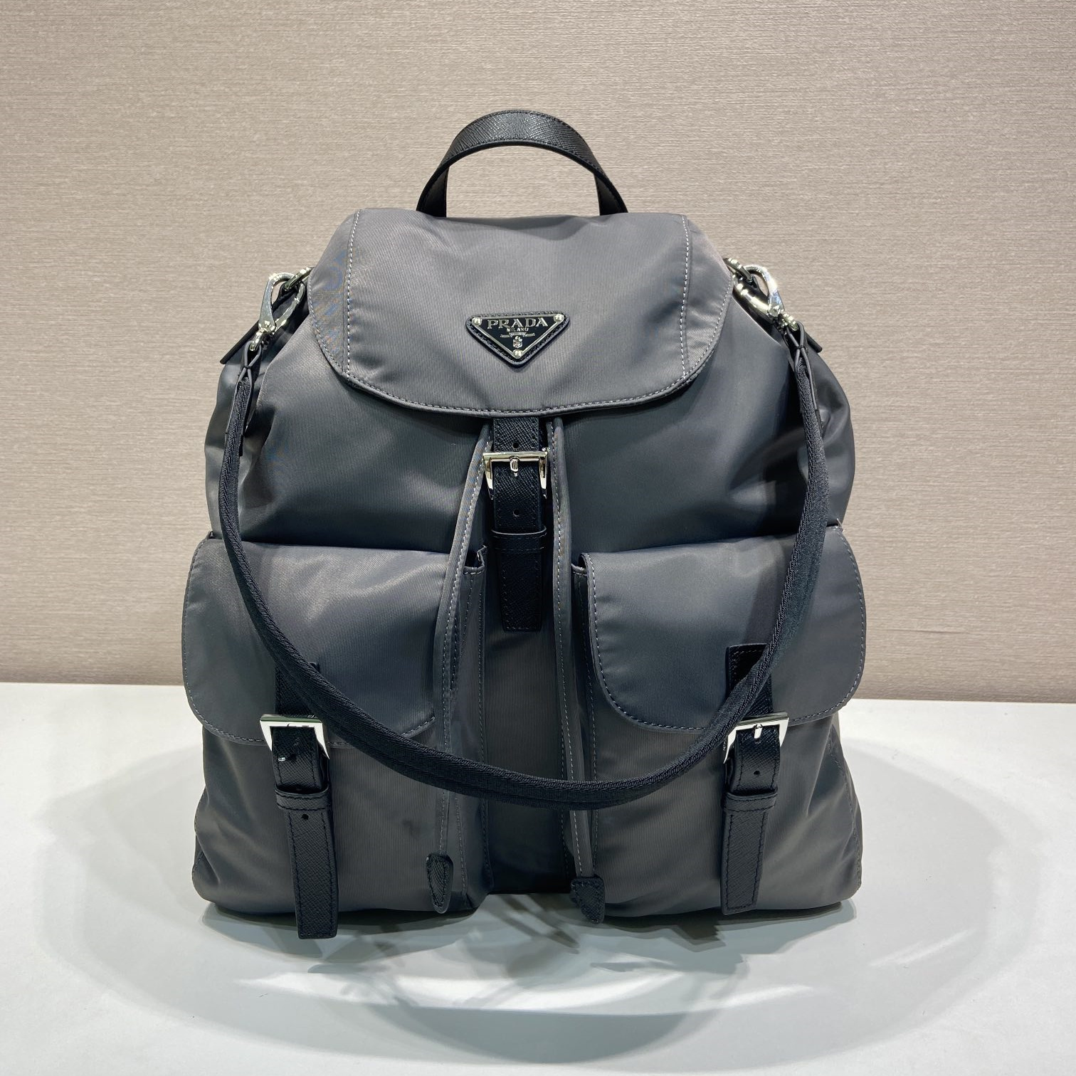 高仿Prada*Re-Nylon系列2VZ110尼龍雙肩背囊男女同款灰色純原版本