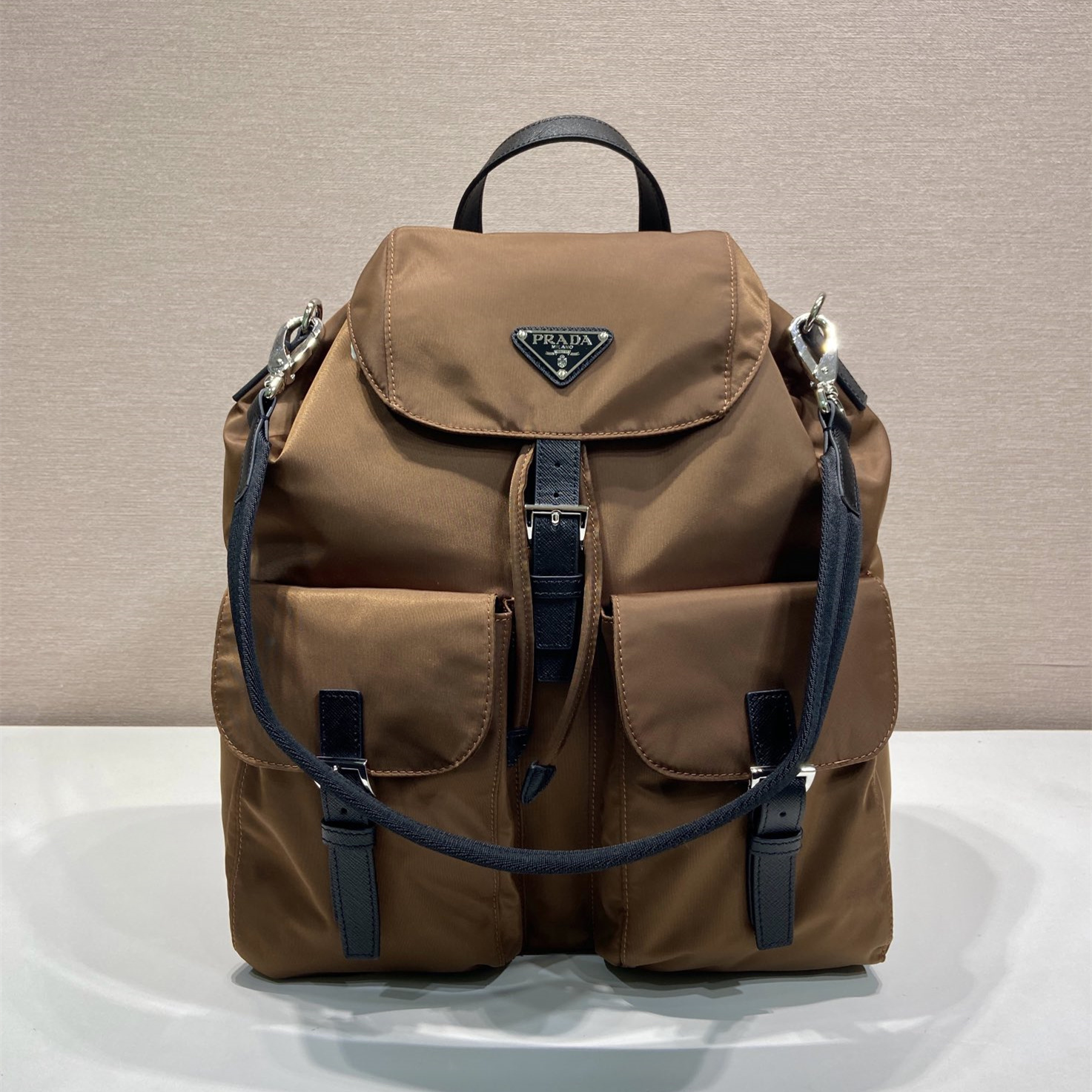 高仿Prada*Re-Nylon系列2VZ110尼龍雙肩背囊男女同款棕色純原版本