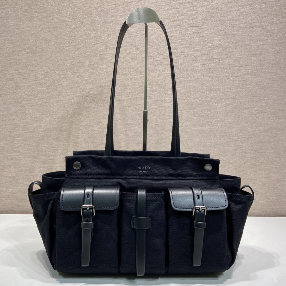 高仿 Prada Route 1BG644 黑色大號手提袋：正面與容量