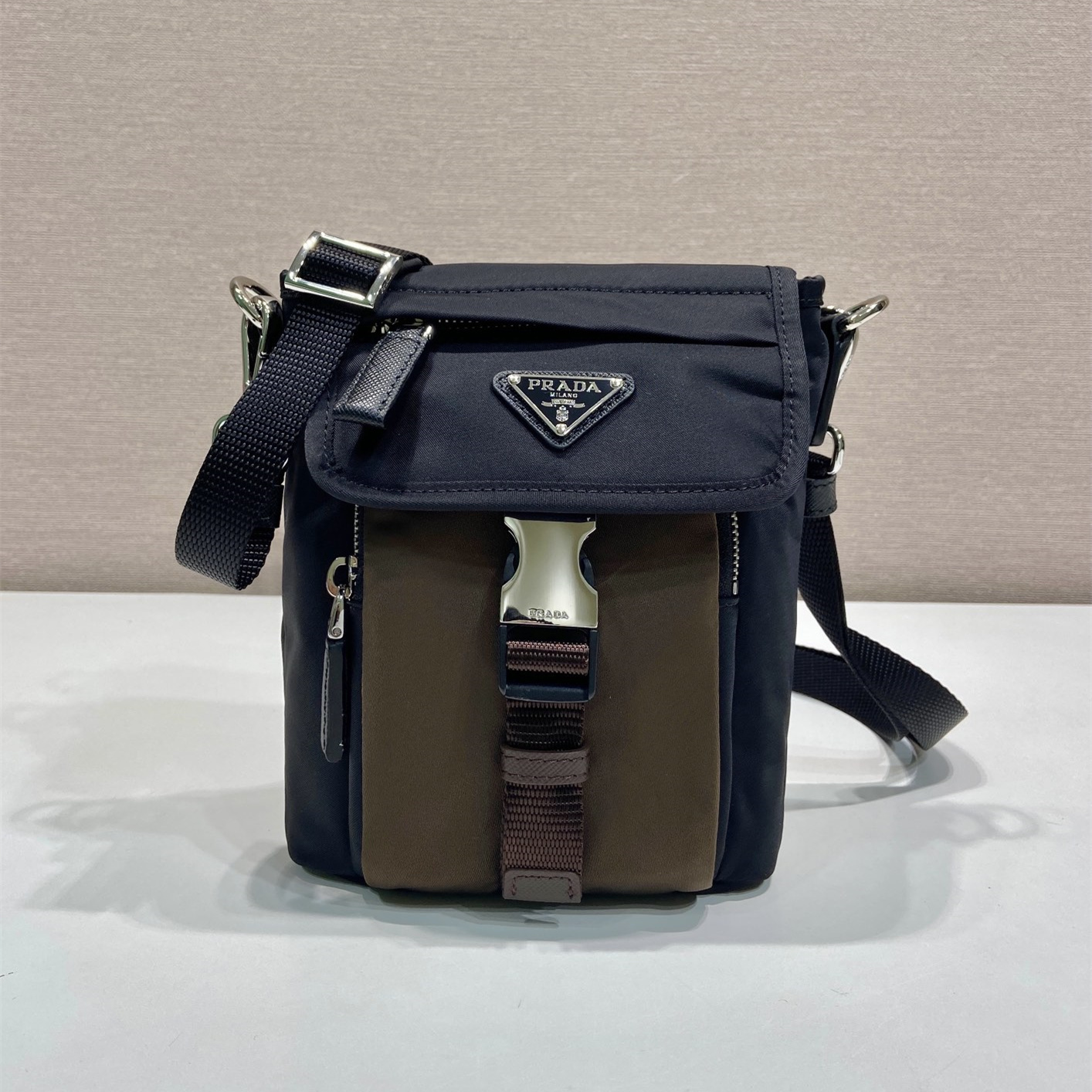 高仿Prada*Re-Nylon系列2ZT086尼龍手機包黑褐色純原版本
