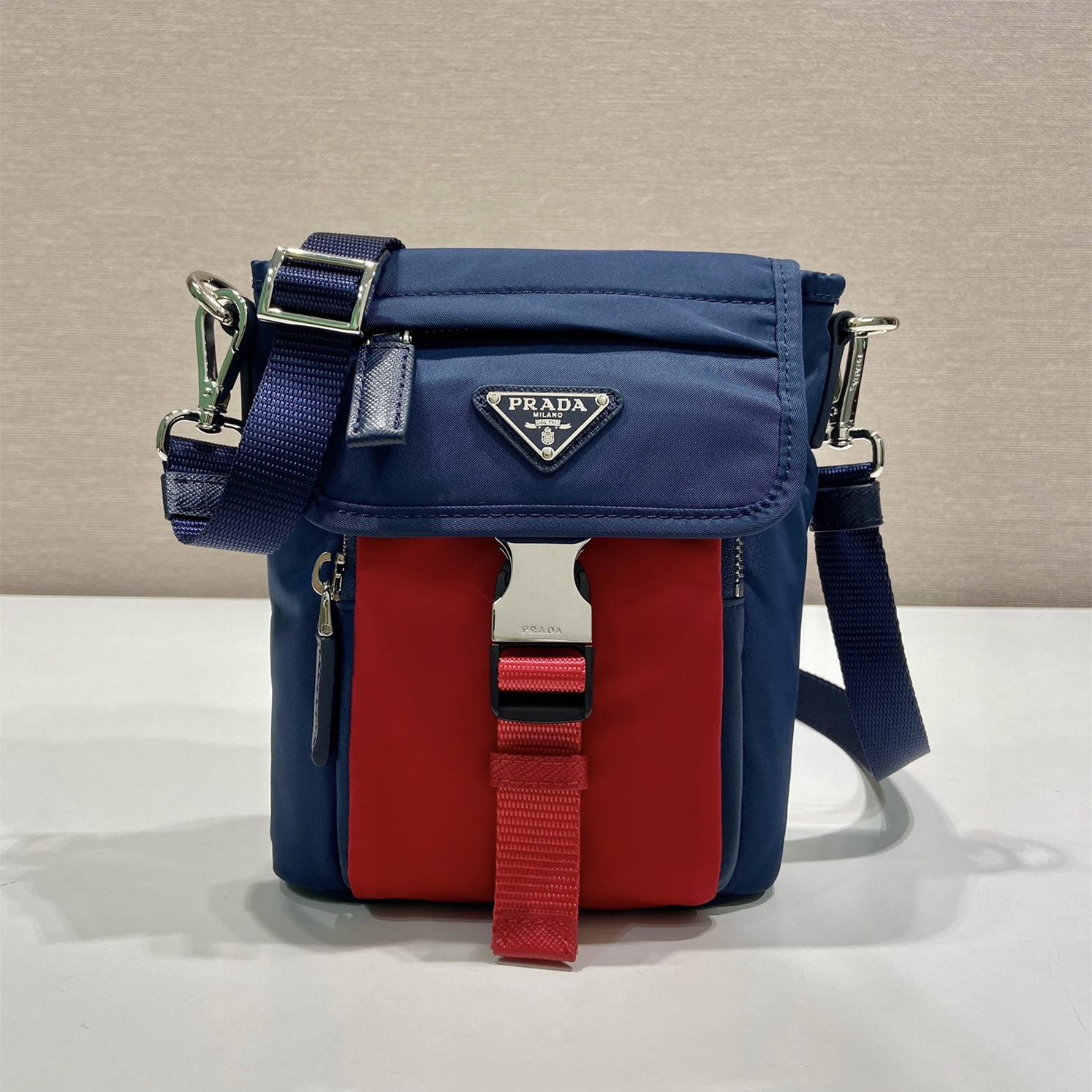 高仿Prada*Re-Nylon系列2ZT086尼龍手機包黑紅色純原版本