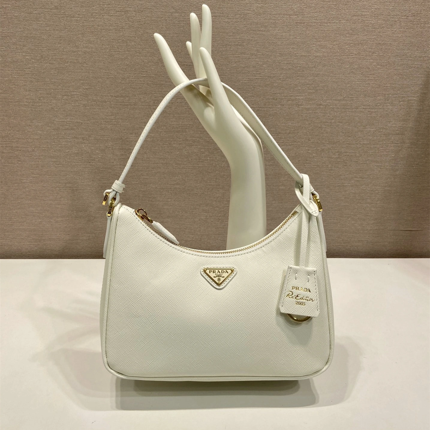 高仿 Prada Re-Edition 2005 1N204W 白色 mini：包身正面與半月弧線