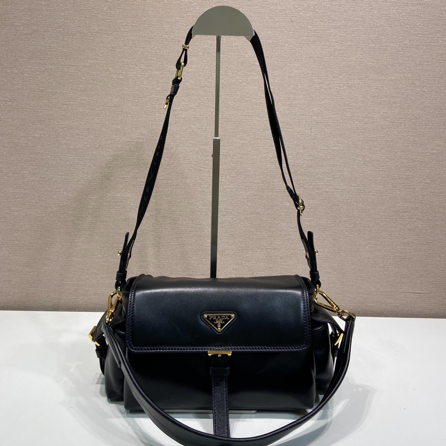 高仿Prada*Explore系列1BD394羊皮單肩包黑色中號純原版本